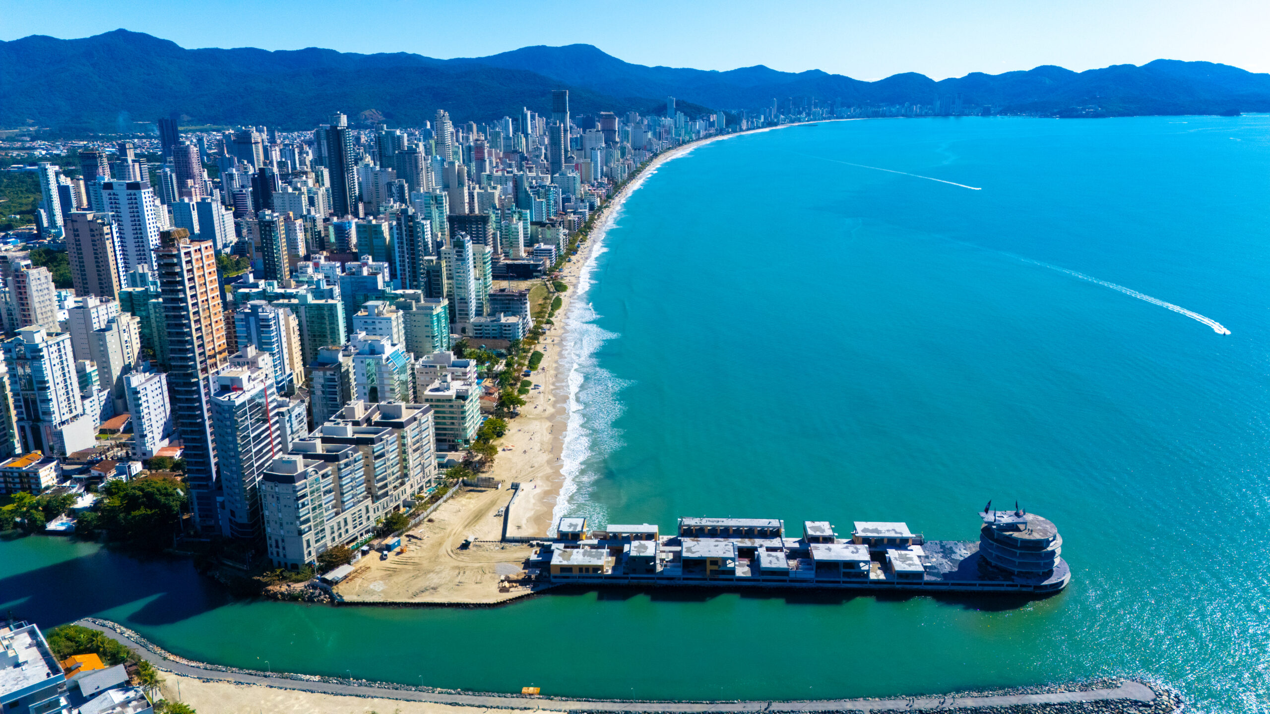 Praia e edifícios de Itapema, Santa Catarina