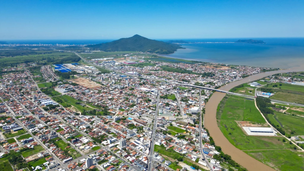 Rio e área urbana de Tijucas, Santa Catarina